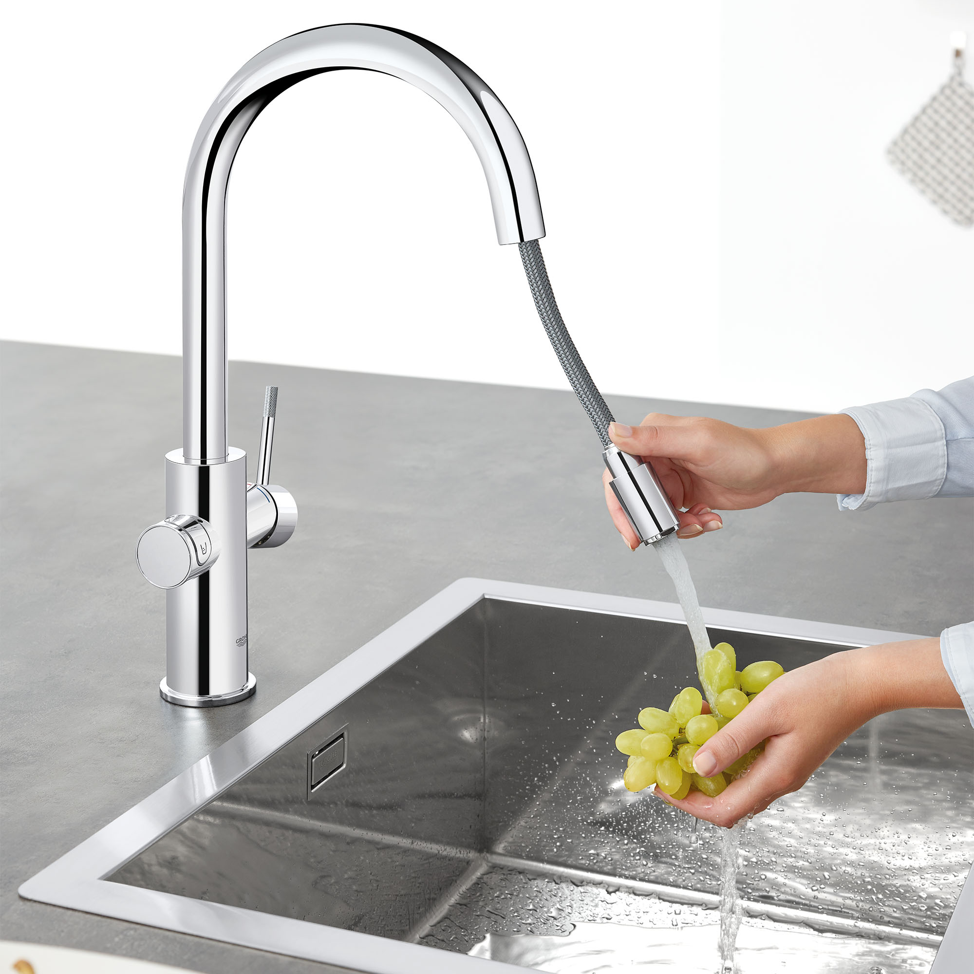 Water carbonator GROHE Blue Fizz brings sparkling water enjoyment