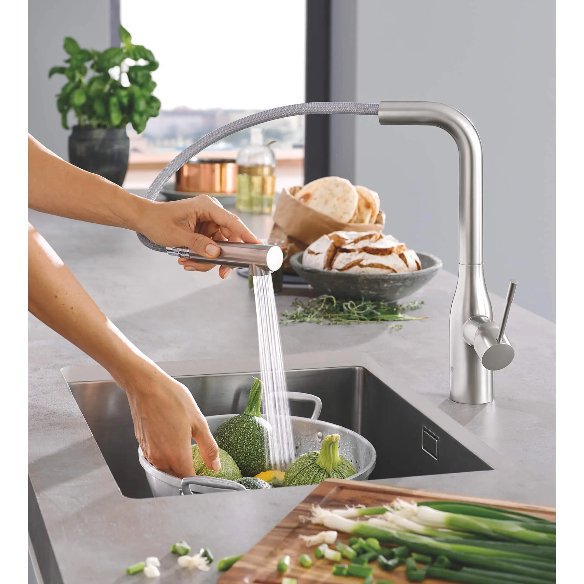 Single-Handle Pull-Out Kitchen Faucet Dual Spray 6.6 L/min (1.75 gpm)