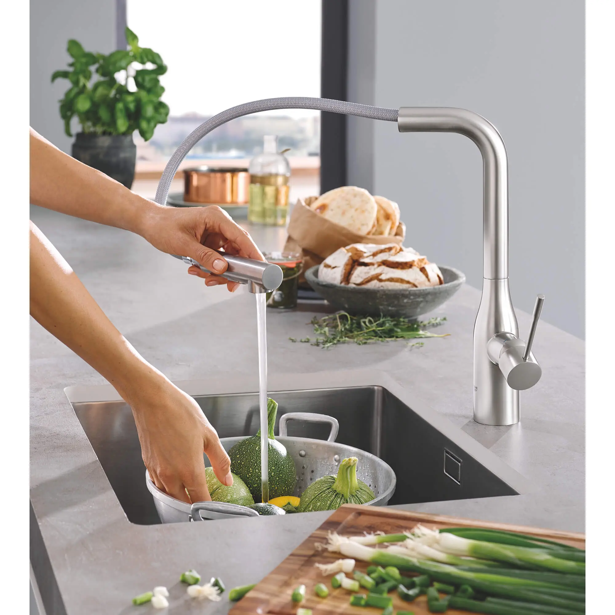Single-Handle Pull-Out Kitchen Faucet Dual Spray 6.6 L/min (1.75 gpm)