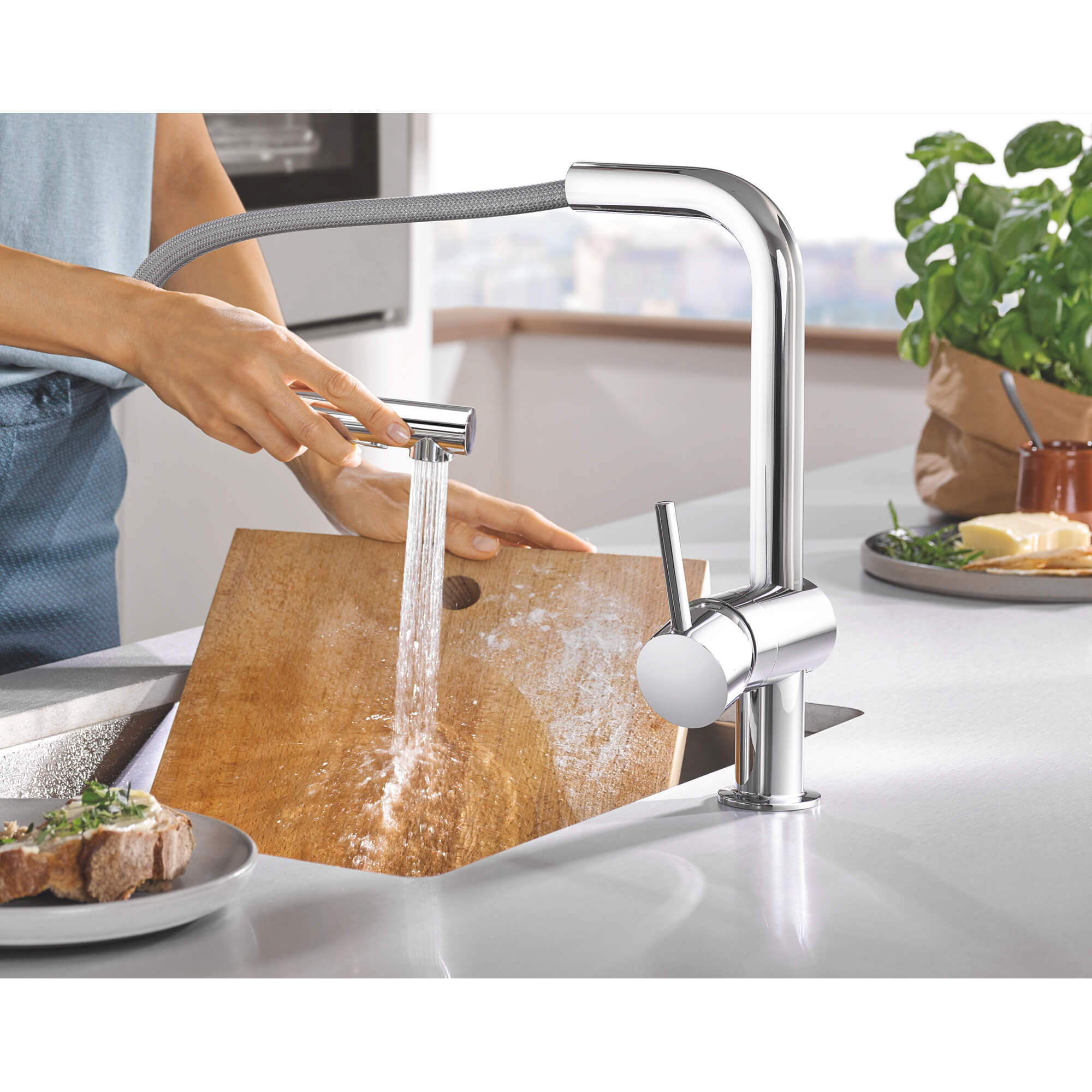 Single-Handle Pull-Out Kitchen Faucet Dual Spray 1.75 GPM (6.6 L/min)