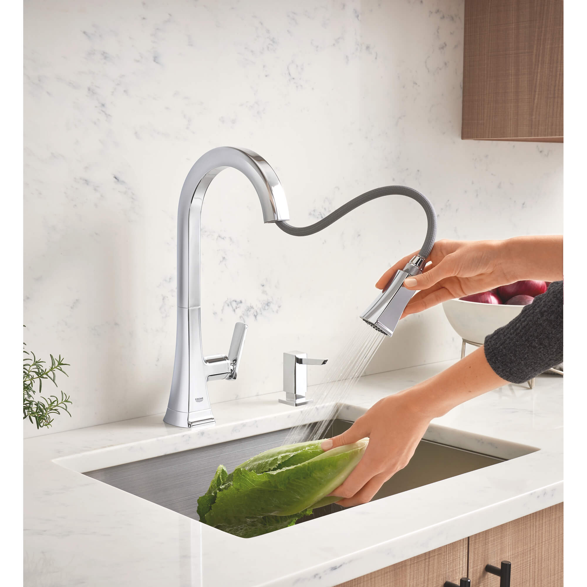 Single-Handle Pull Down Kitchen Faucet Dual Spray 6.6 L/min (1.75 gpm)