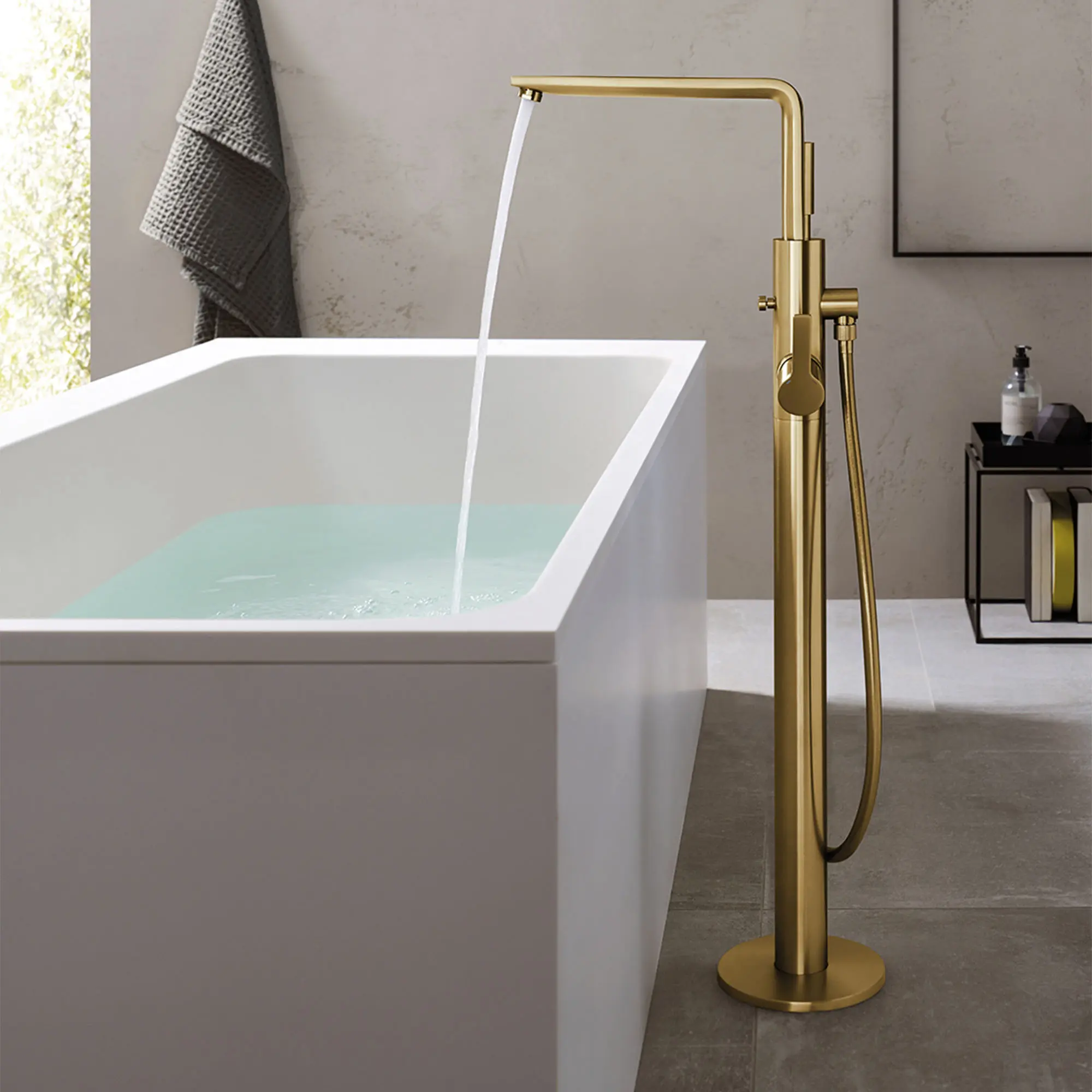 Single-Handle Freestanding Tub Faucet with 6.6 L/min (1.75 gpm) Hand Shower