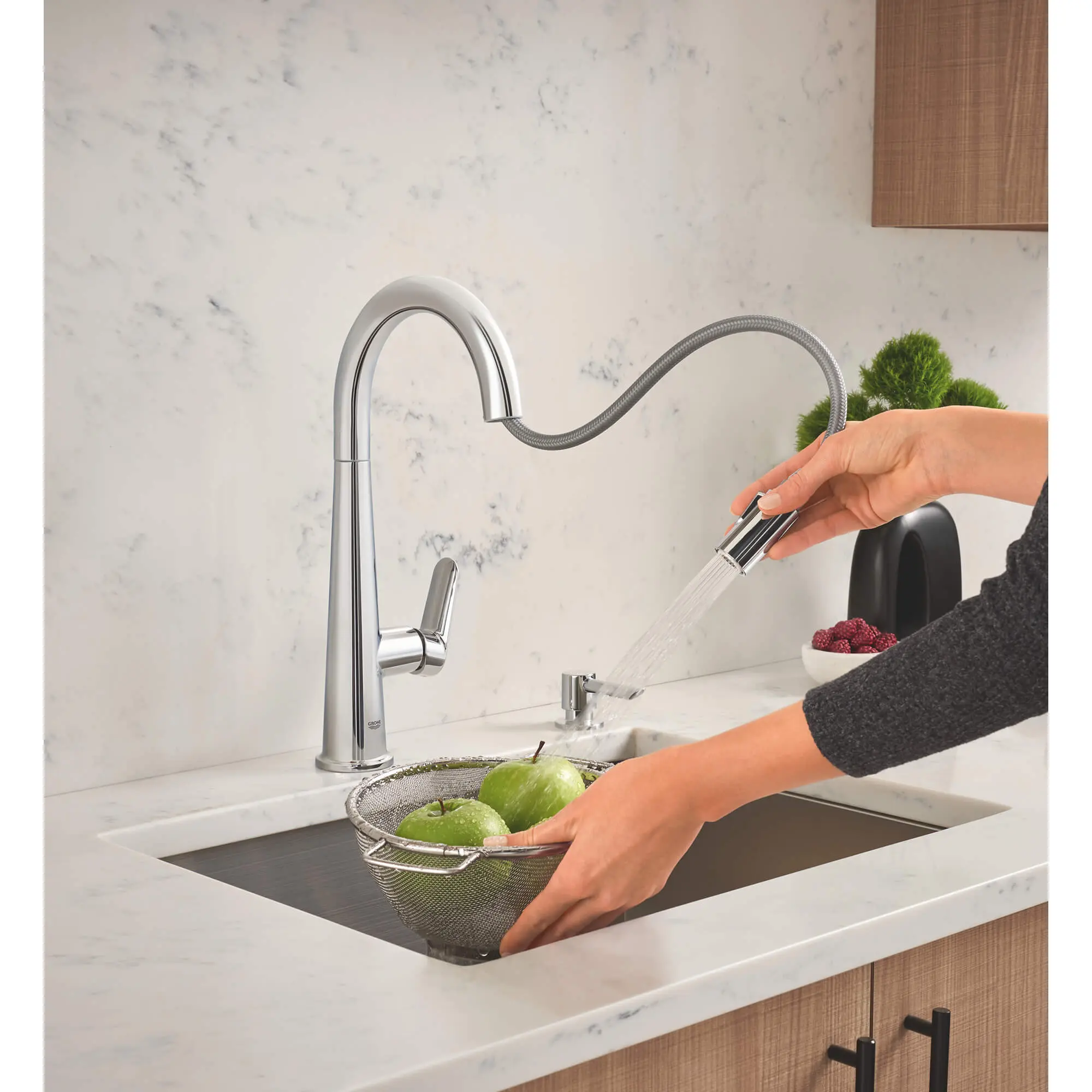 Veletto Single-handle Pull-down Kitchen Faucet