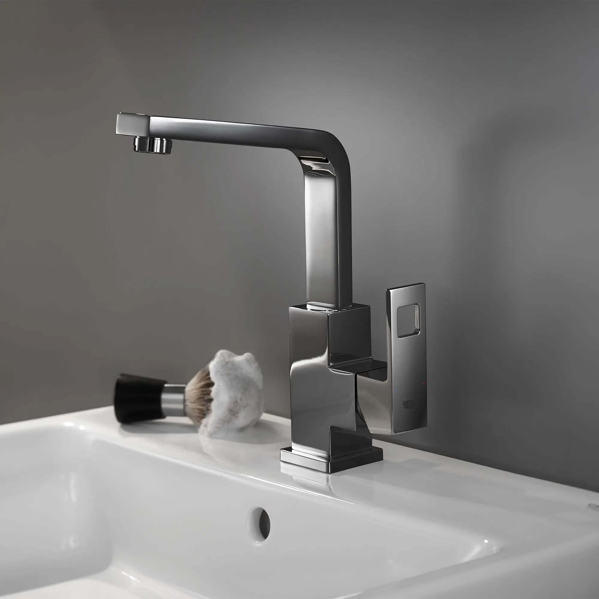 Single Hole Single-Handle L-Size Bathroom Faucet 4.5 L/min (1.2 gpm)