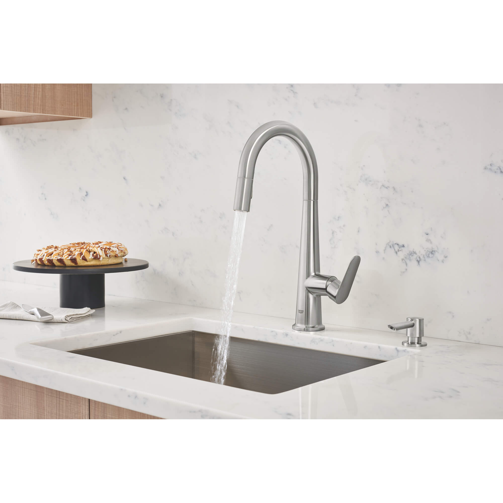 Single-Handle Pull Down Kitchen Faucet 6.6 L/min (1.75 gpm)