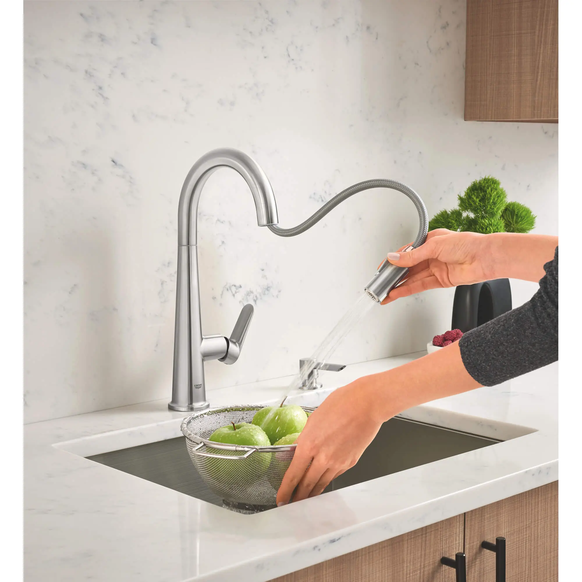 Veletto Single-handle Pull-down Kitchen Faucet