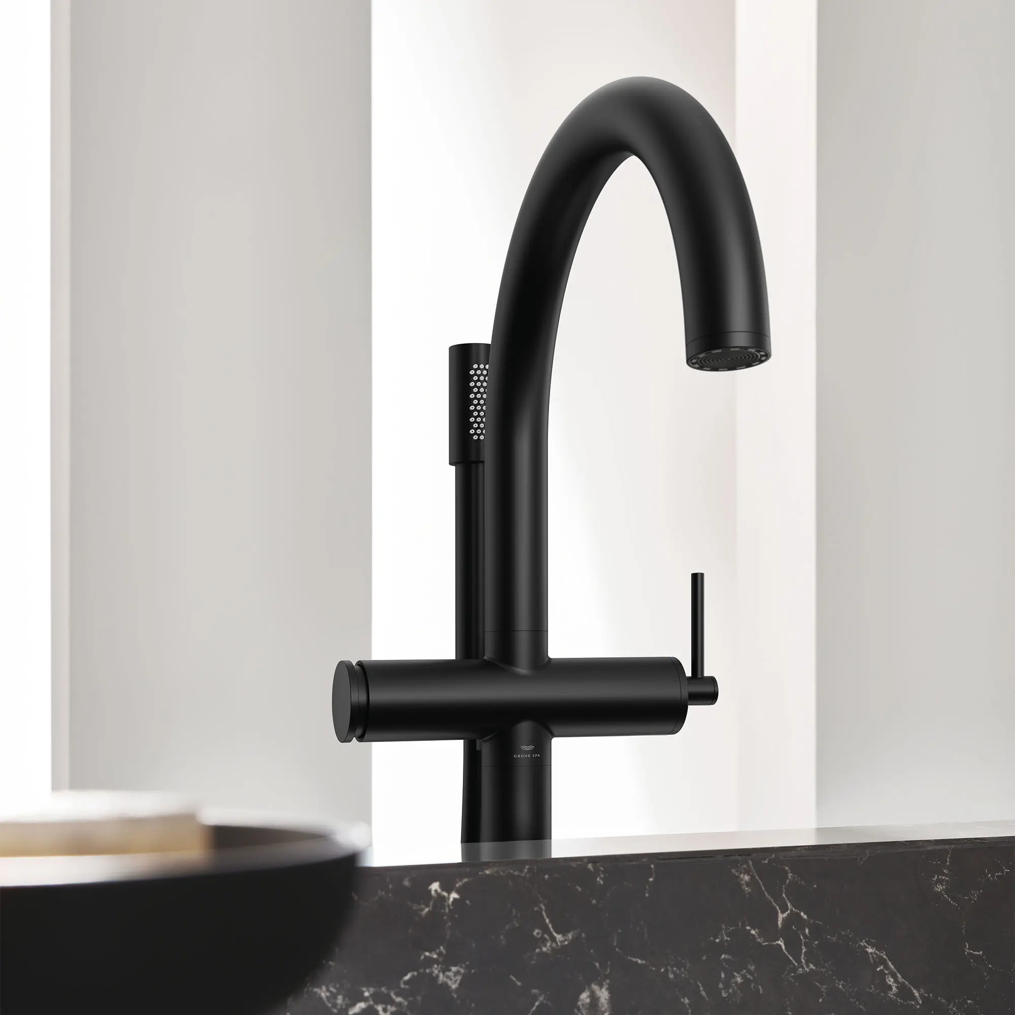 Single-Handle Freestanding Tub Faucet with 1.75 GPM (6.6 L/min) Hand Shower