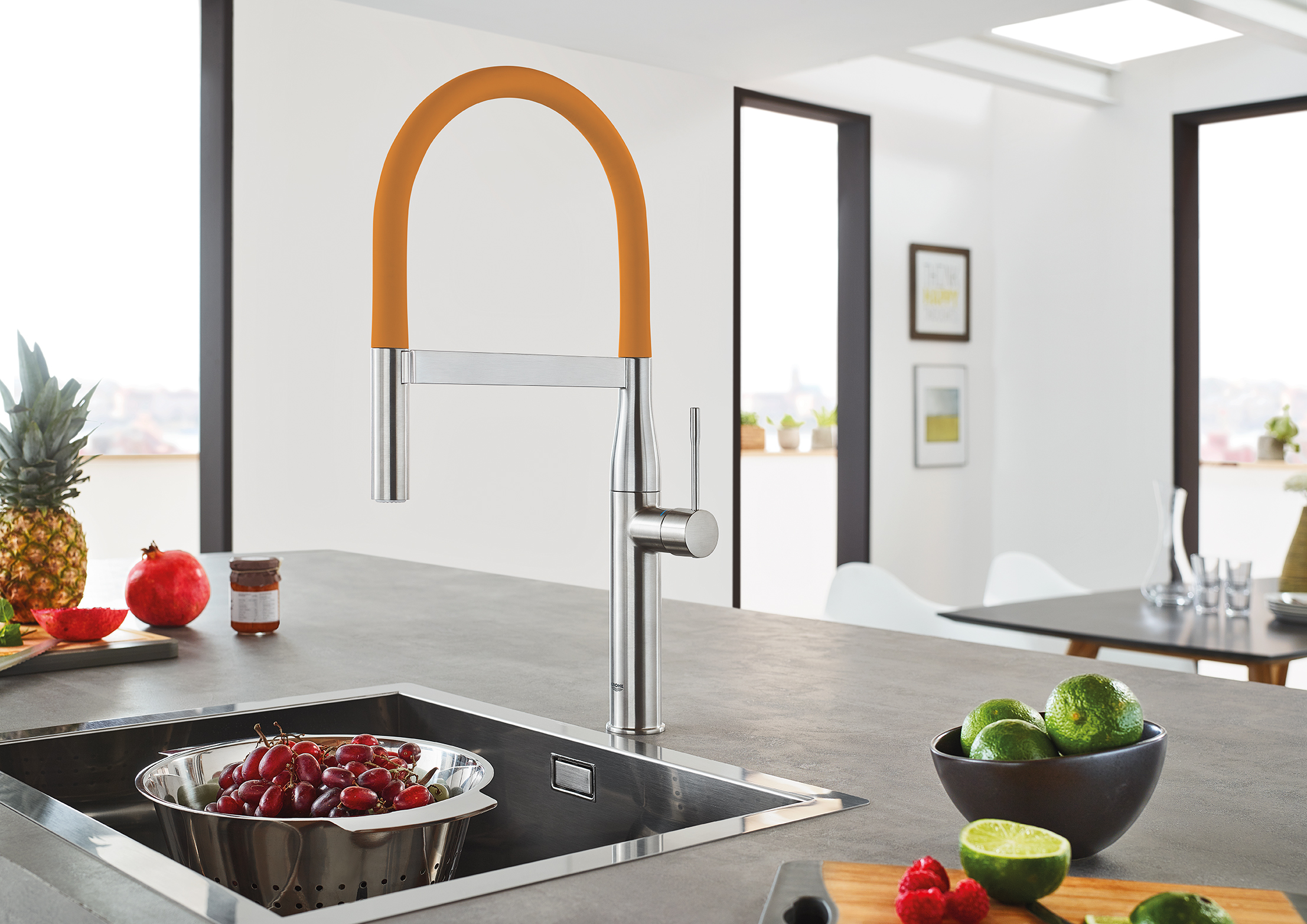 Single handle deals kitchen faucet