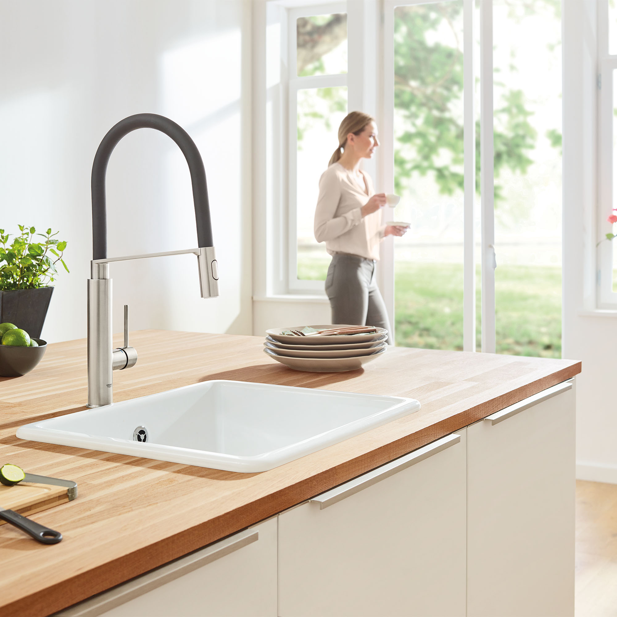 Single-Handle Semi-Pro Dual Spray Kitchen Faucet 1.75 GPM (6.6 L/min)