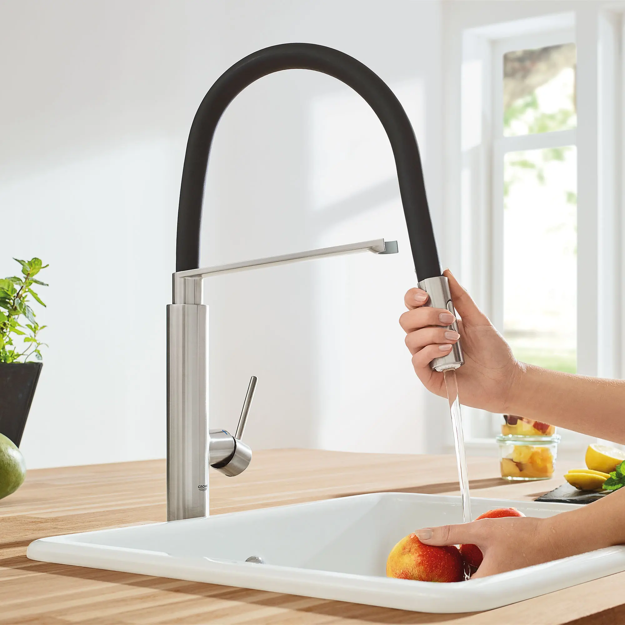 Single-Handle Semi-Pro Dual Spray Kitchen Faucet 6.6 L/min (1.75 gpm)
