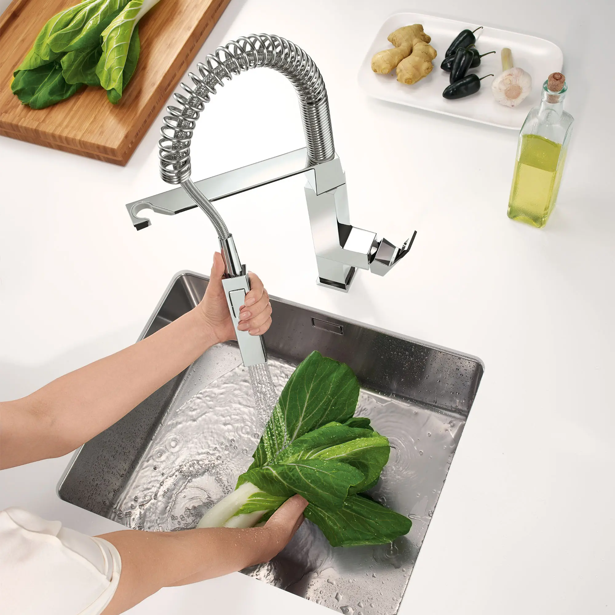 Single-Handle Semi-Pro Dual Spray Kitchen Faucet 6.6 L/min (1.75 gpm)