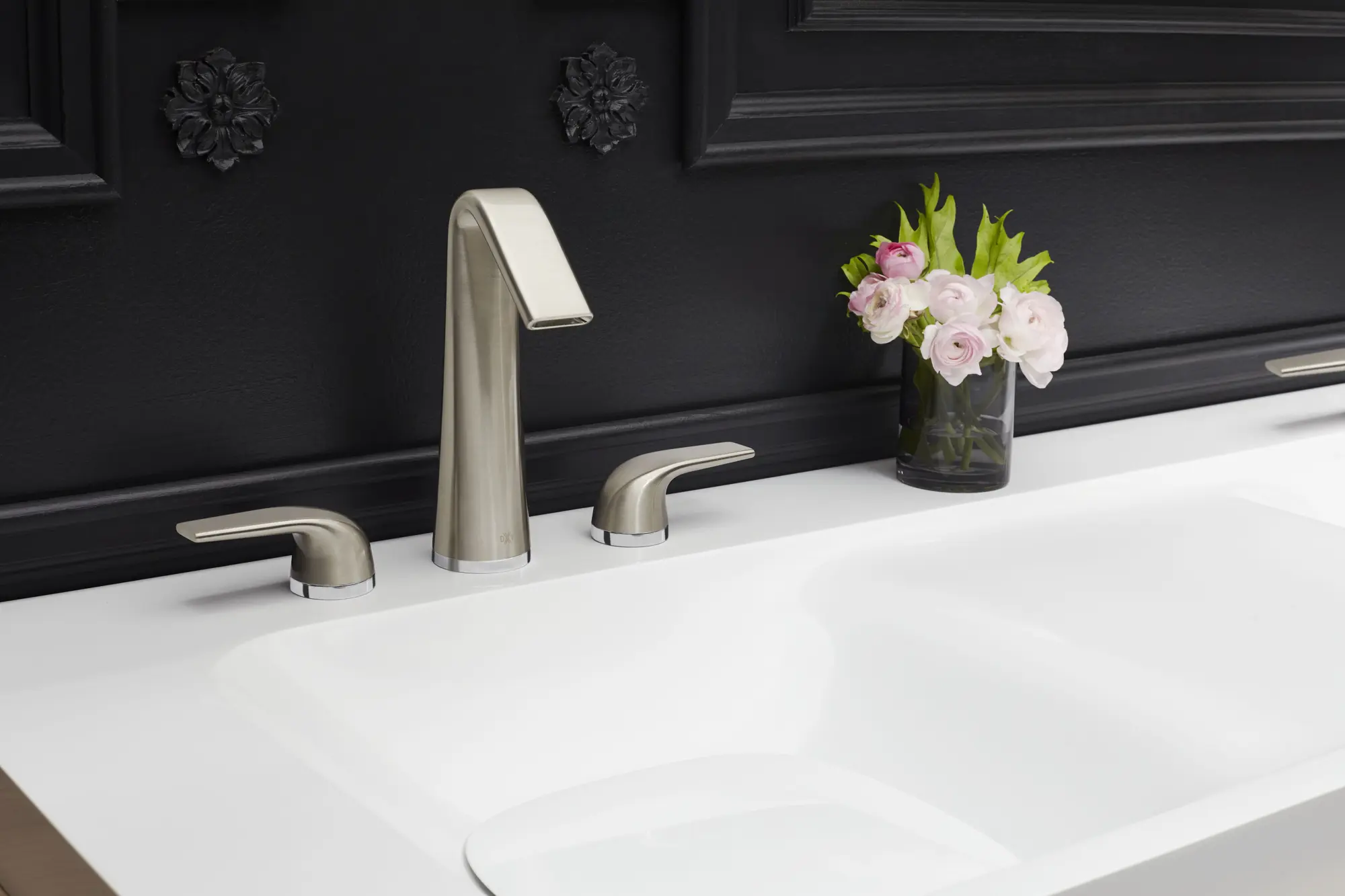 Robinet bec arqué de lavabo espacé à 2 poignées DXV Modulus avec Indicateurs rouge et bleu sur les poignées à levier 