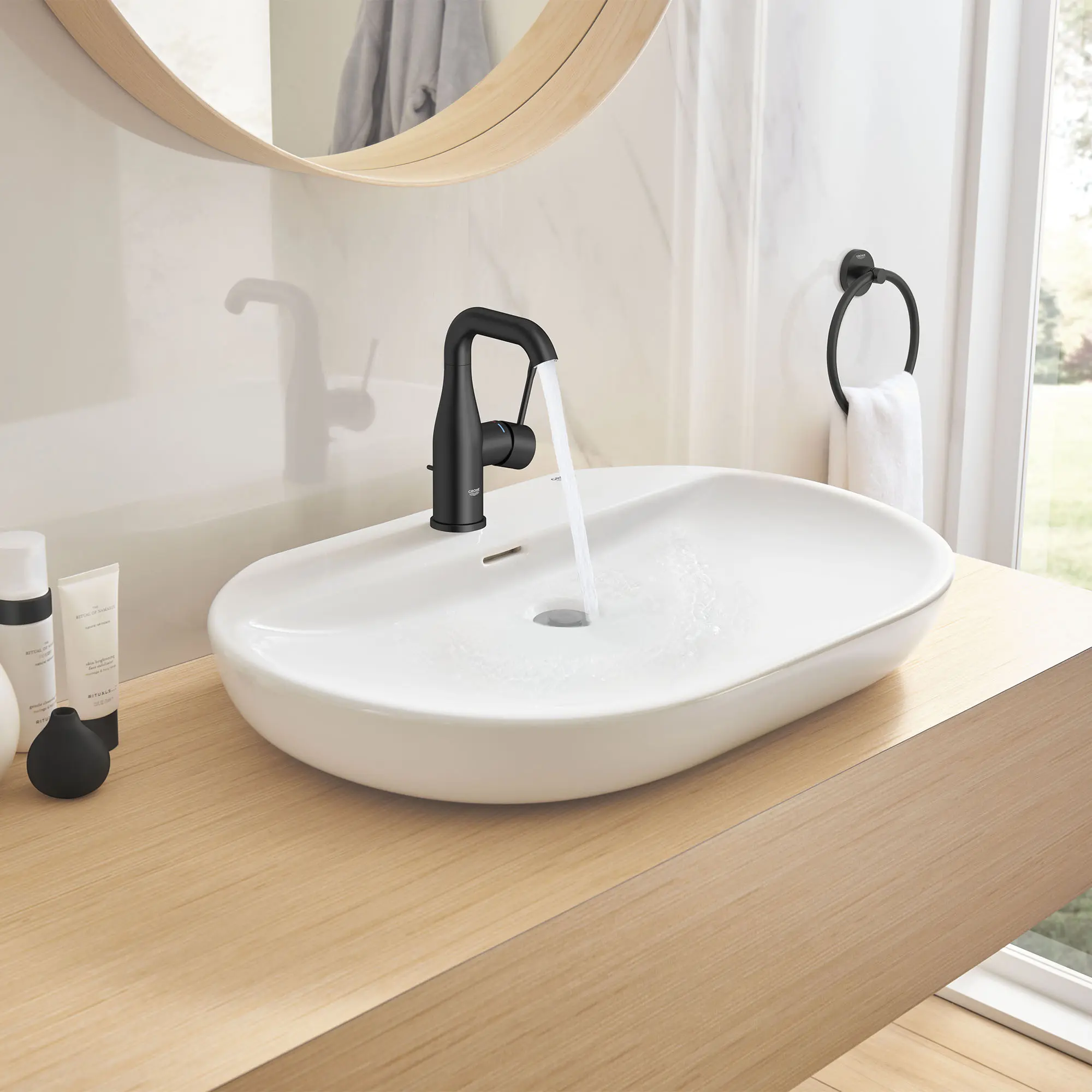 Single Hole Single-Handle M-Size Bathroom Faucet 4.5 L/min (1.2 gpm)