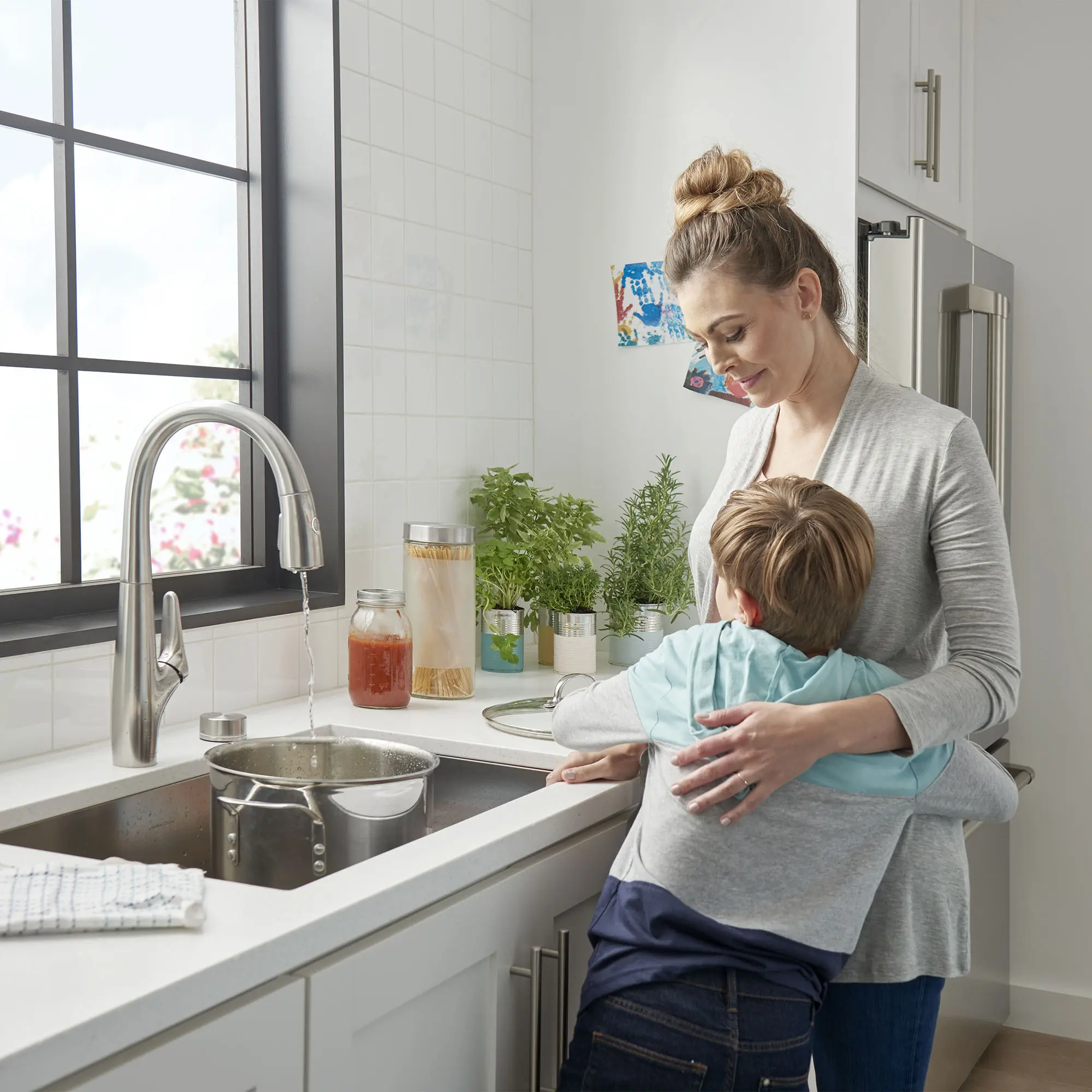 Saybrook® Single-Handle Pull-Down Dual Spray Kitchen Faucet 1.5 gpm/5.7 L/min With Filter