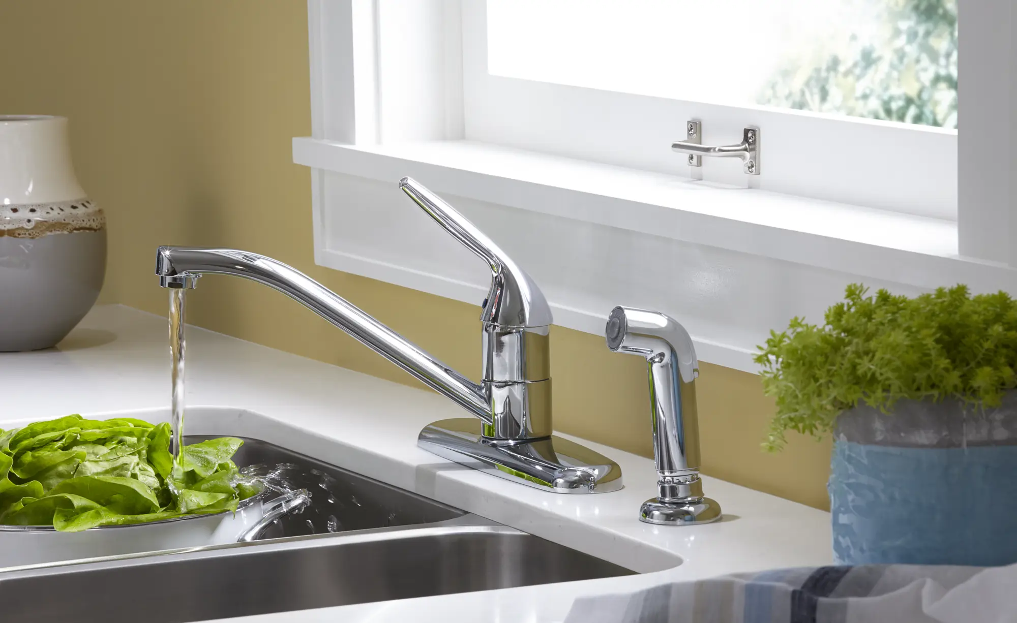 Colony® Choice Single-Handle Kitchen Faucet 2.2 gmp/8.3 L/min With Side Spray