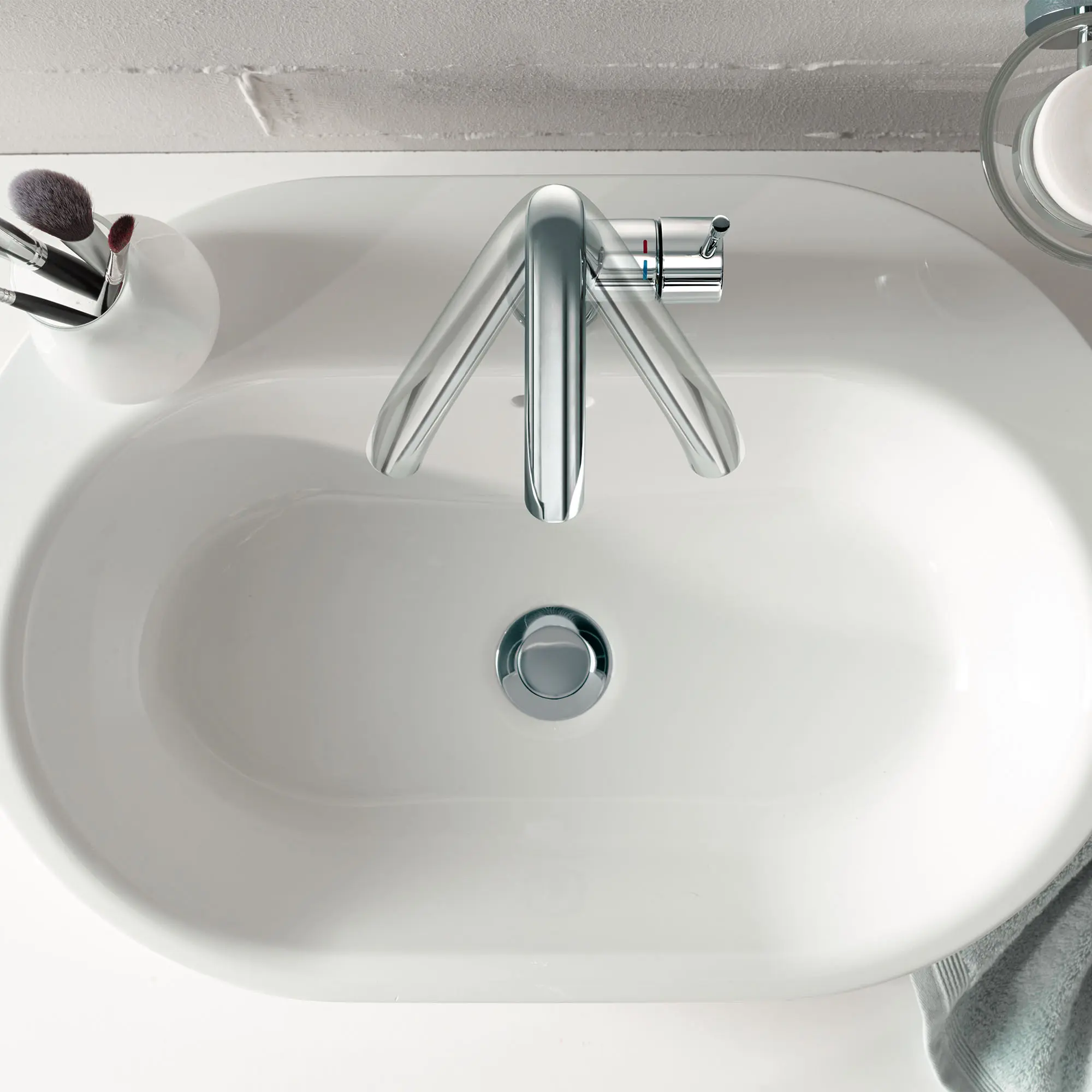 Single Hole Single-Handle L-Size Bathroom Faucet 4.5 L/min (1.2 gpm)