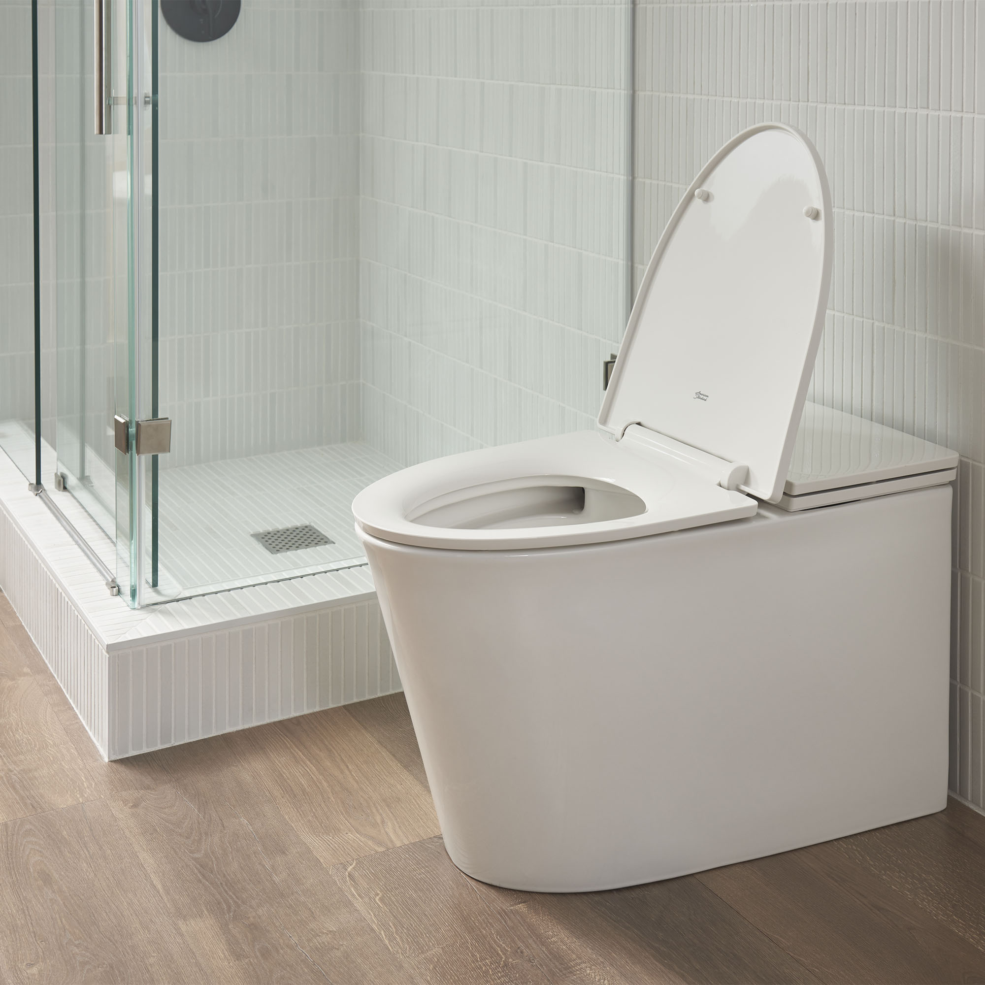 Toilette monopièce Studio S, 1,0 gpc/3,8 lpc, à cuvette allongée à hauteur de chaise avec siège