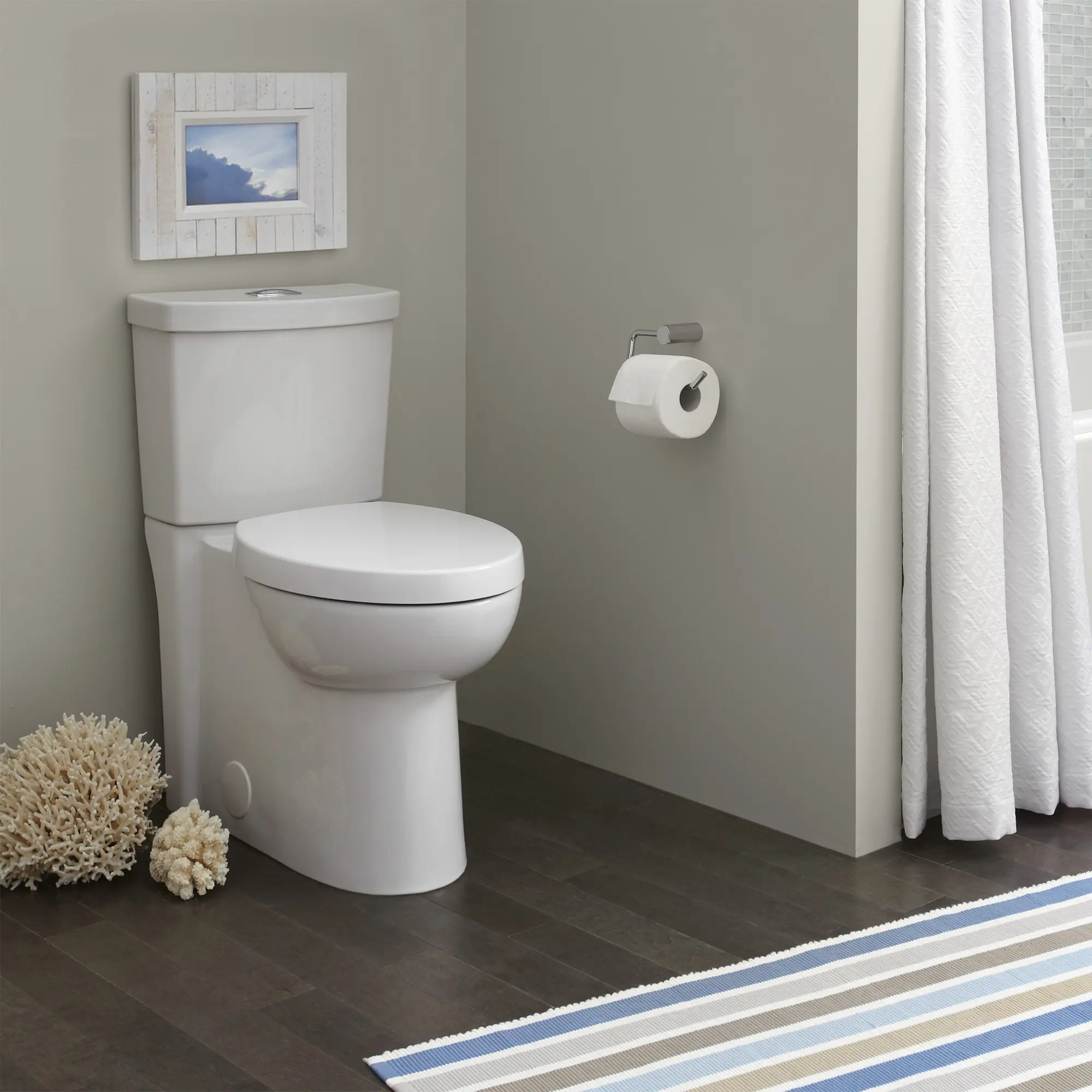 Toilette Studio® à jupe, 2 pièces, chasse double 1,6 gpc/6,0 lpc et 1,1 gpc/4,2 lpc, à cuvette allongée à hauteur de chaise avec siège