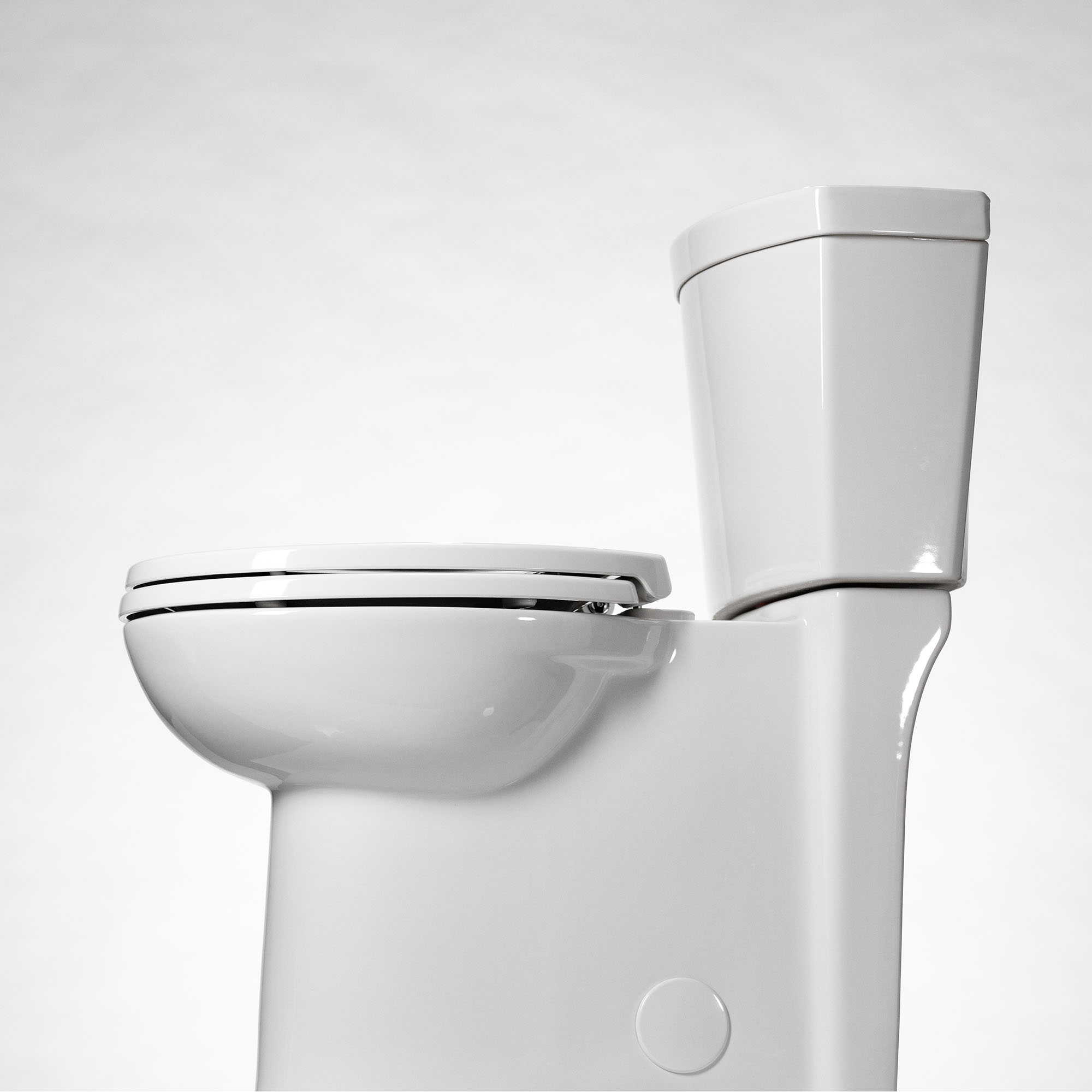 Toilette Studio à activation sans contact à jupe, 2 pièces, 1,28 gpc/4,8 lpc, à cuvette allongée à hauteur de chaise avec siège
