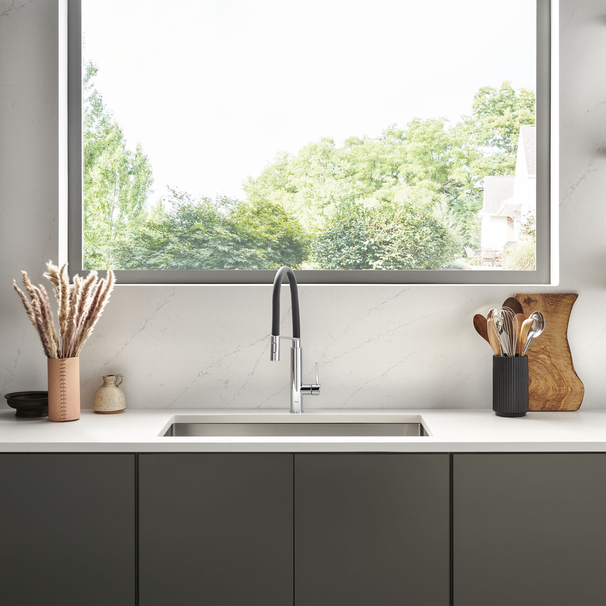 Single-Handle Semi-Pro Dual Spray Kitchen Faucet 1.75 GPM (6.6 L/min)