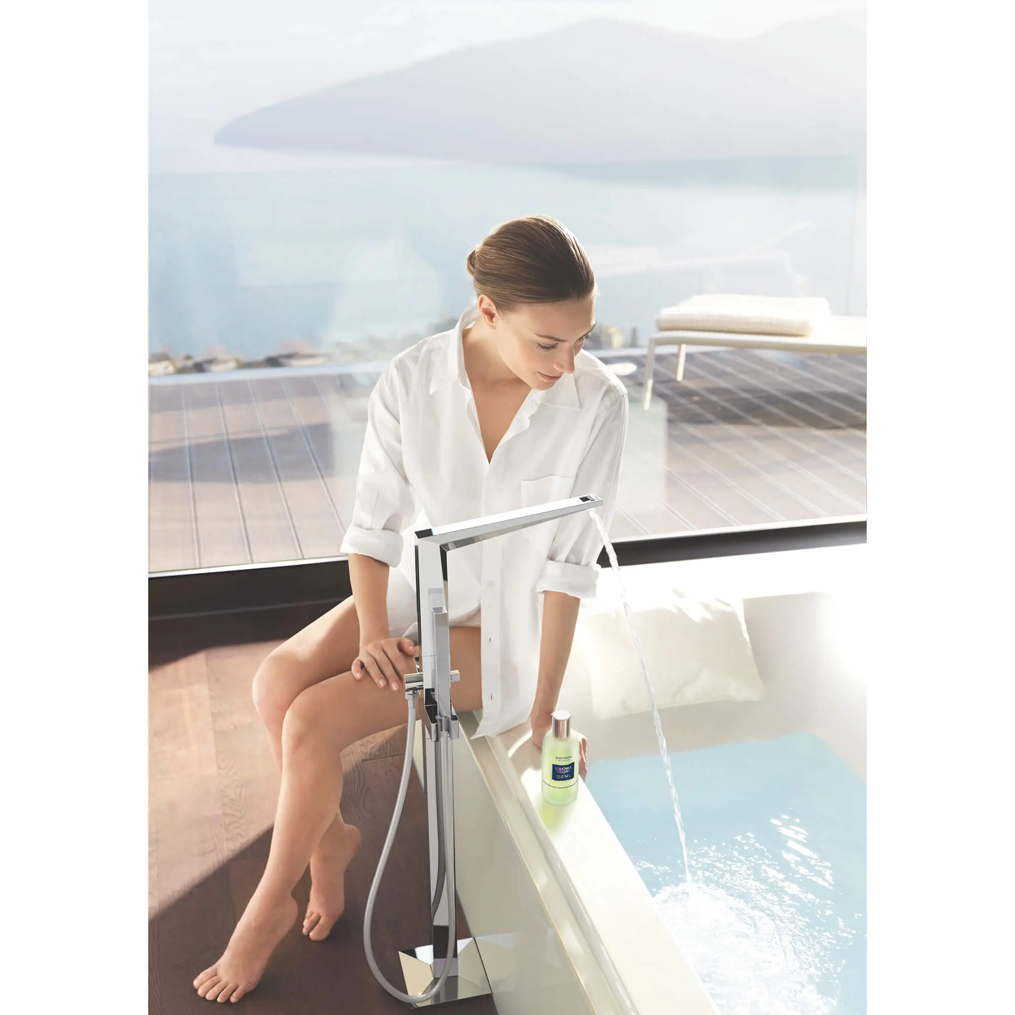 Single-Handle Freestanding Tub Faucet with 6.6 L/min (1.75 gpm) Hand Shower