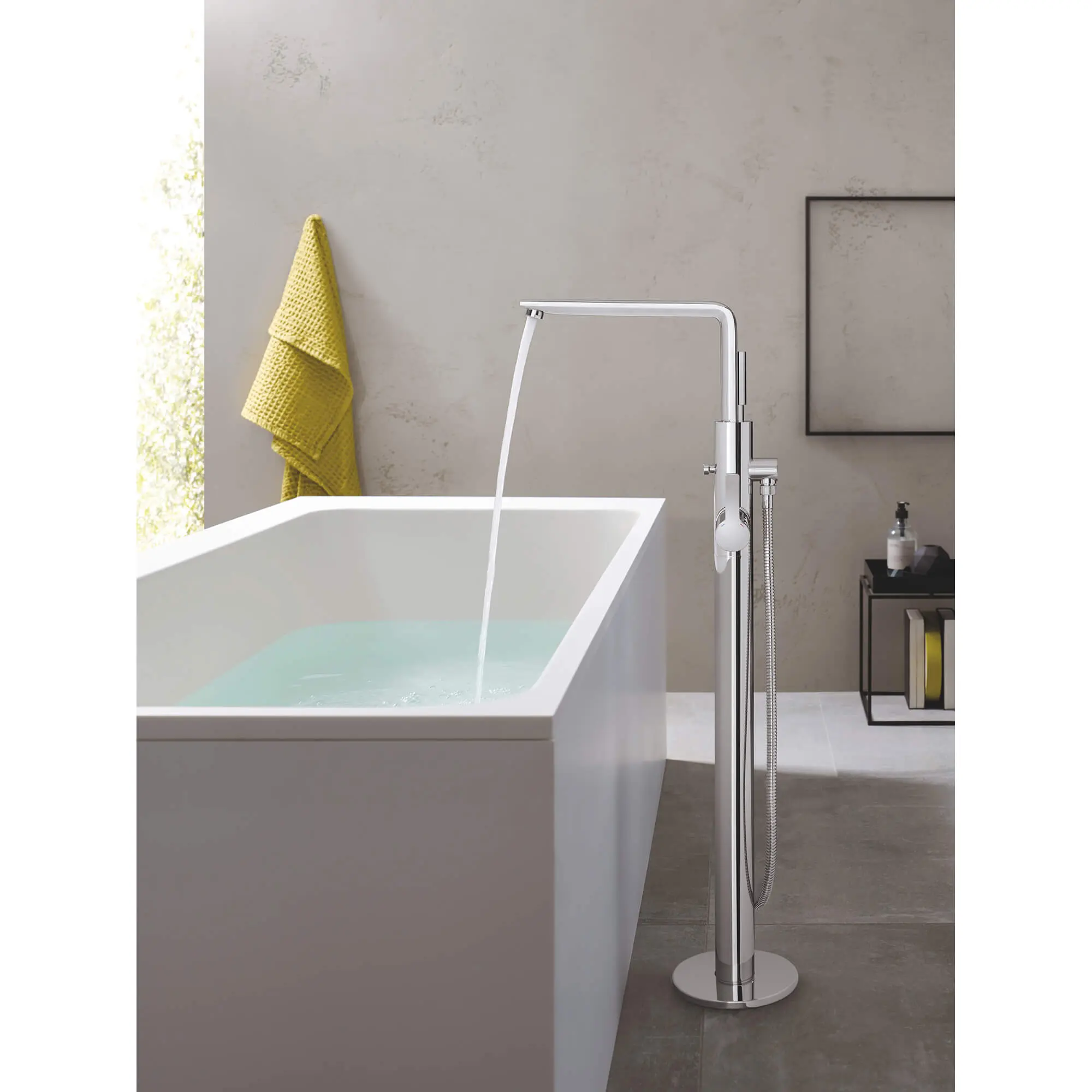 Single-Handle Freestanding Tub Faucet with 6.6 L/min (1.75 gpm) Hand Shower