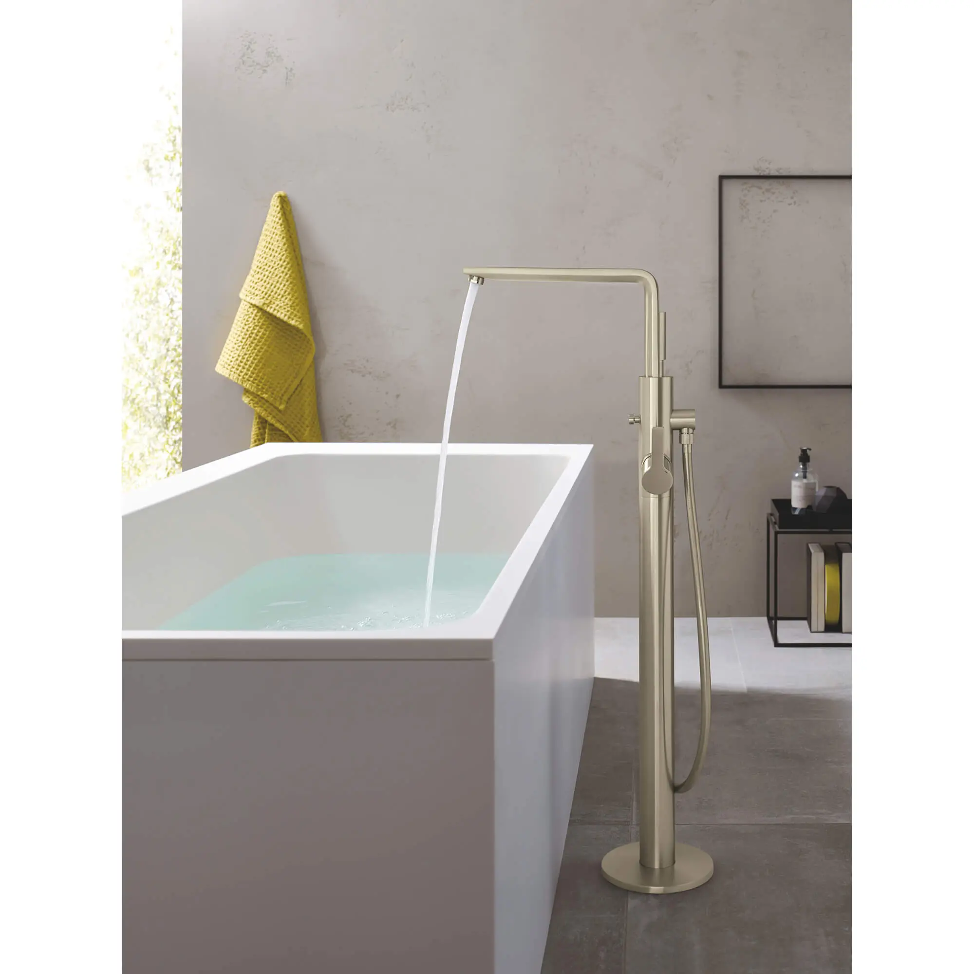 Single-Handle Freestanding Tub Faucet with 6.6 L/min (1.75 gpm) Hand Shower