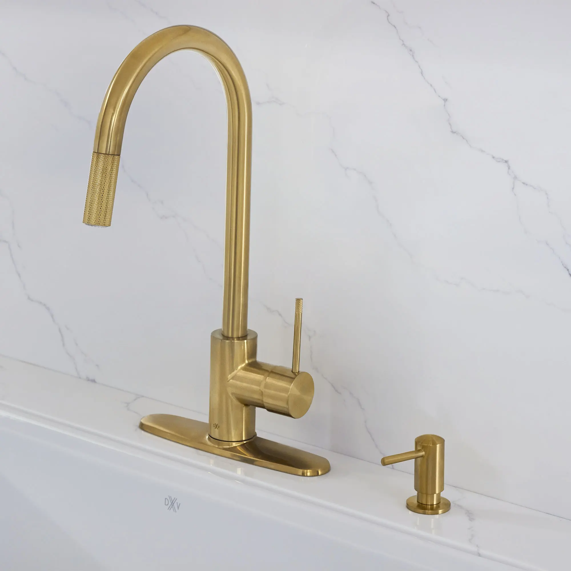 Etre Single Handle Pull-Down Kitchen Faucet with Lever Handle