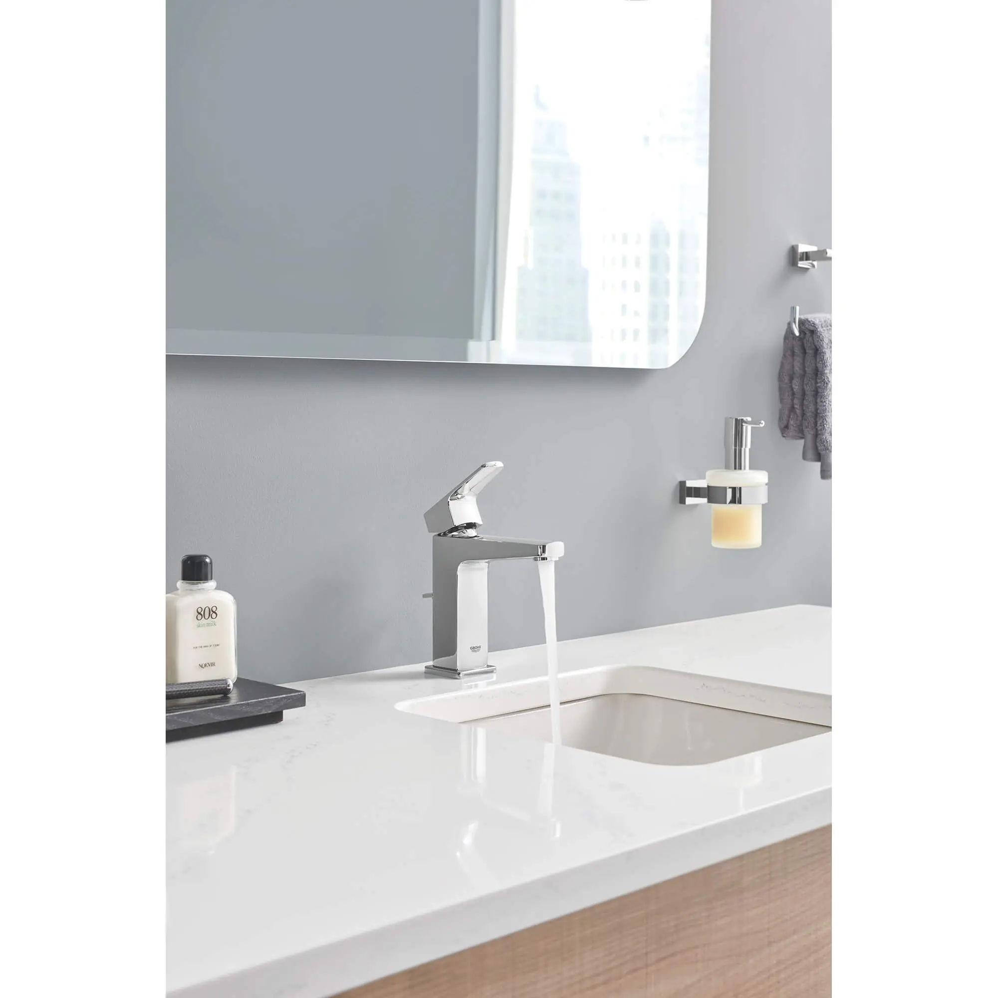 Single-handle 4" Centerset Bathroom Faucet
