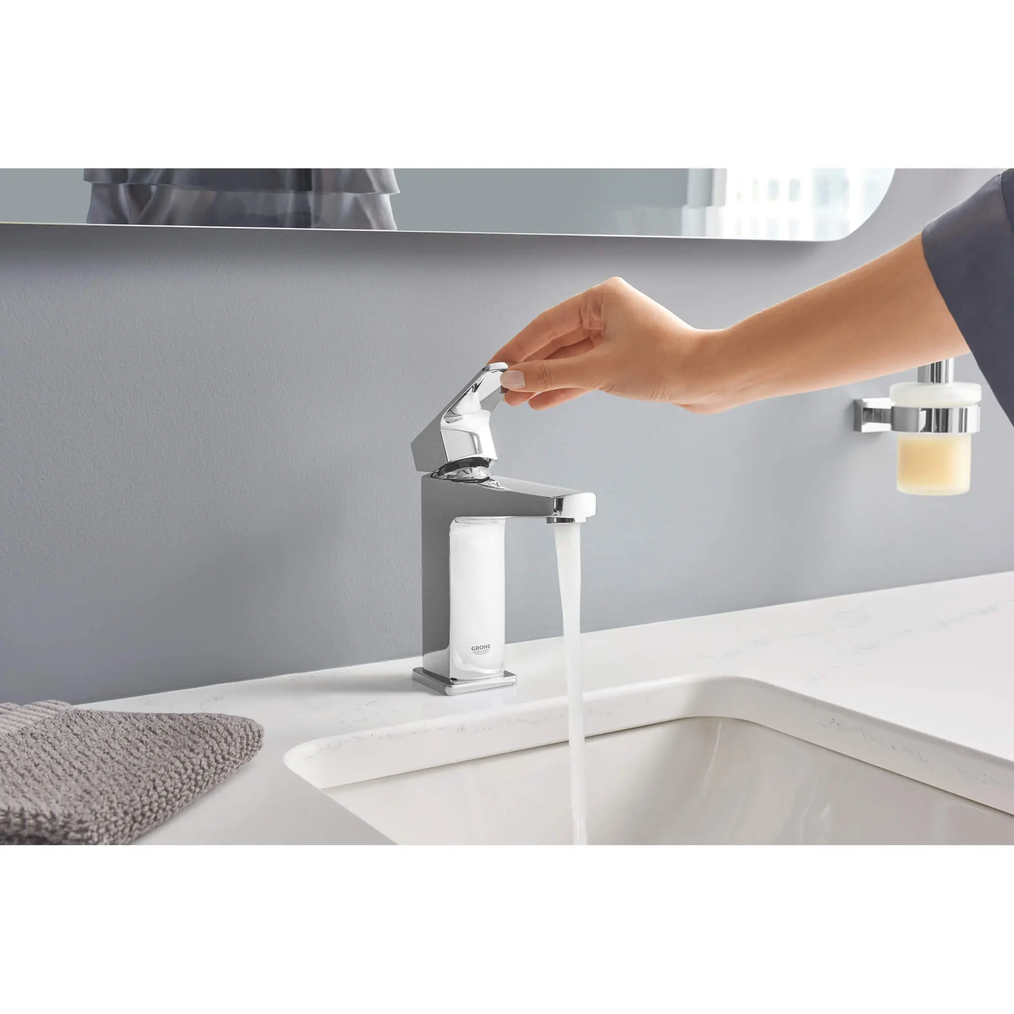 Single-handle 4" Centerset Bathroom Faucet