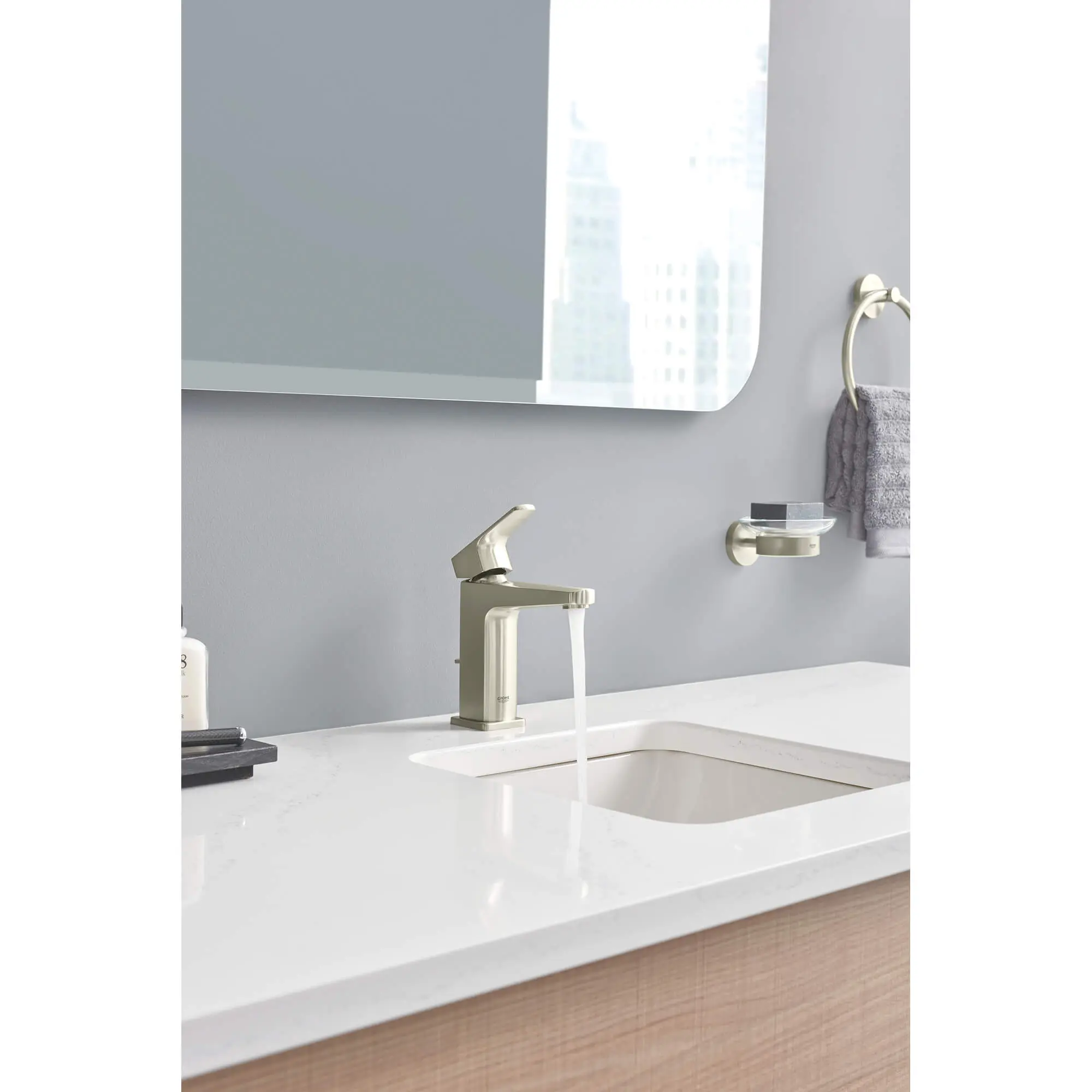 Single-handle 4" Centerset Bathroom Faucet