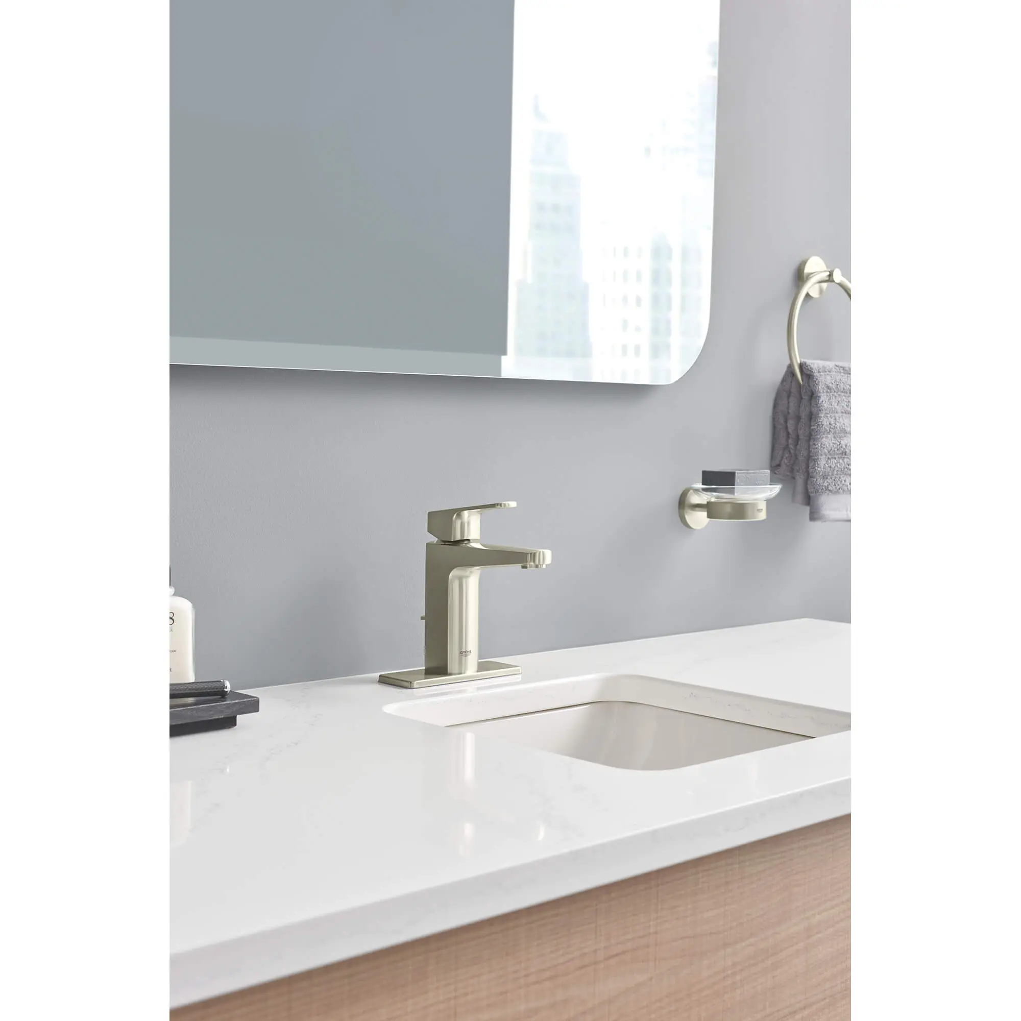Single-handle 4" Centerset Bathroom Faucet