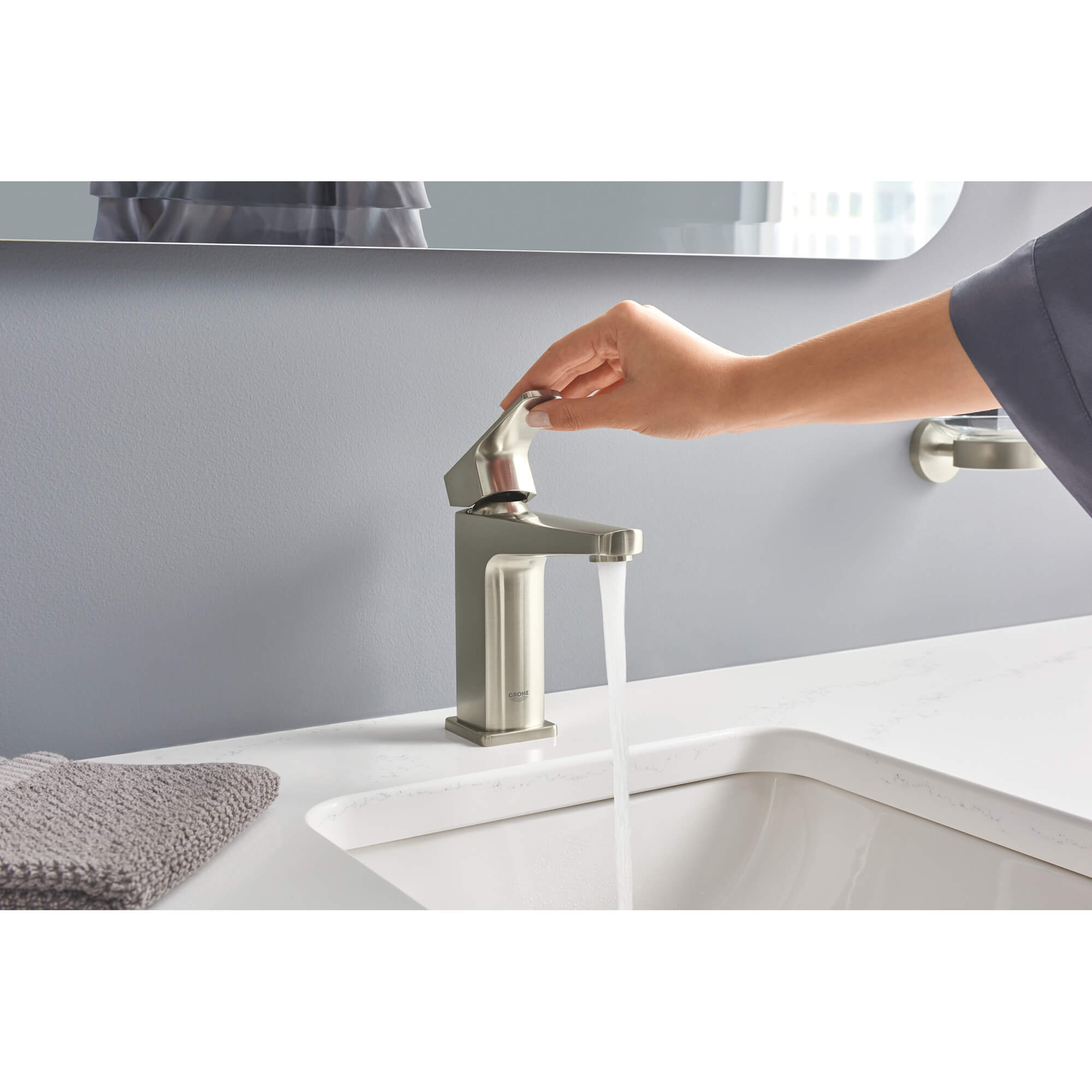 Single-handle 4" Centerset Bathroom Faucet