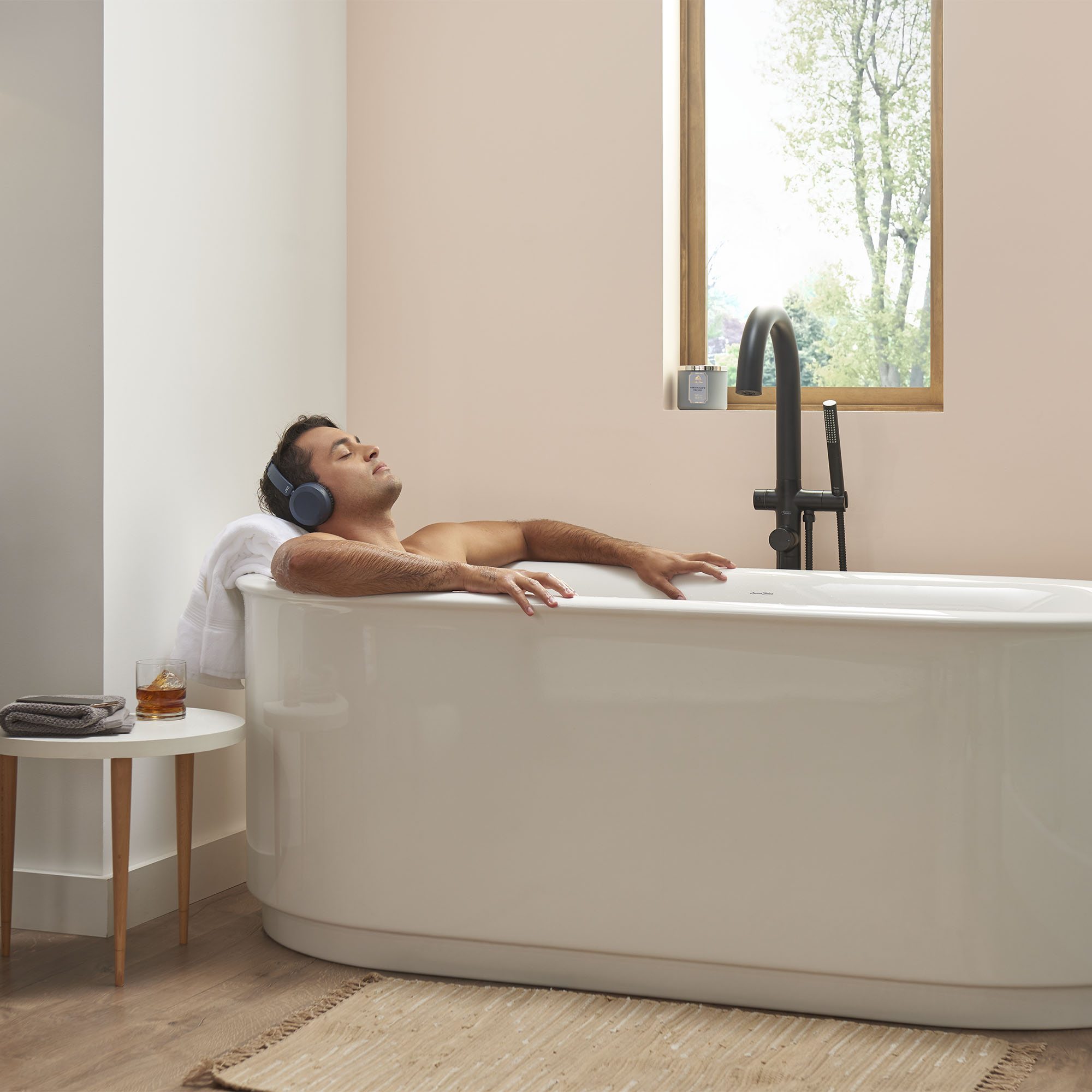 Contemporary Round Freestanding Bathtub With Lever Handle Faucet