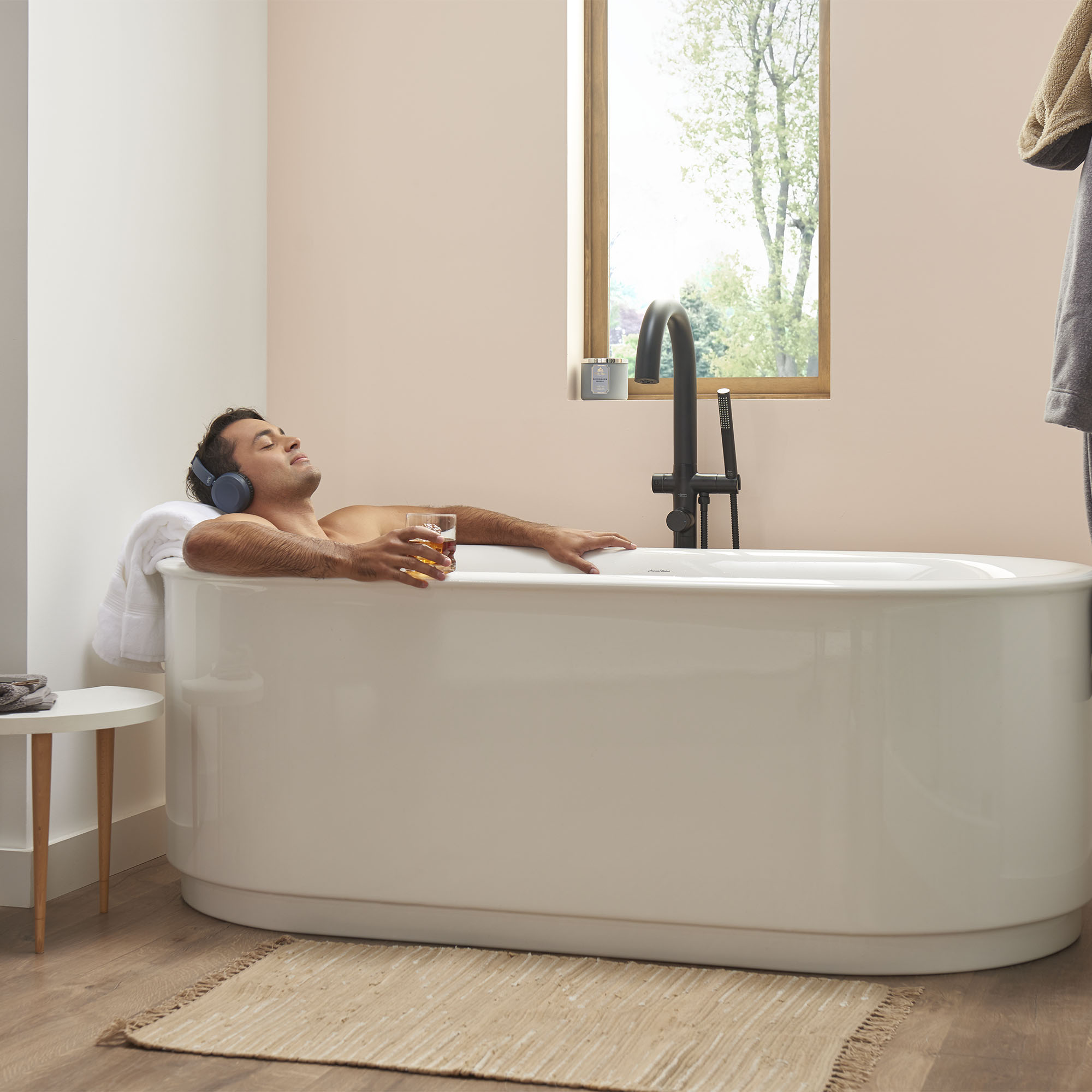 Contemporary Round Freestanding Bathtub With Lever Handle Faucet for Flash™ Rough-In Valve