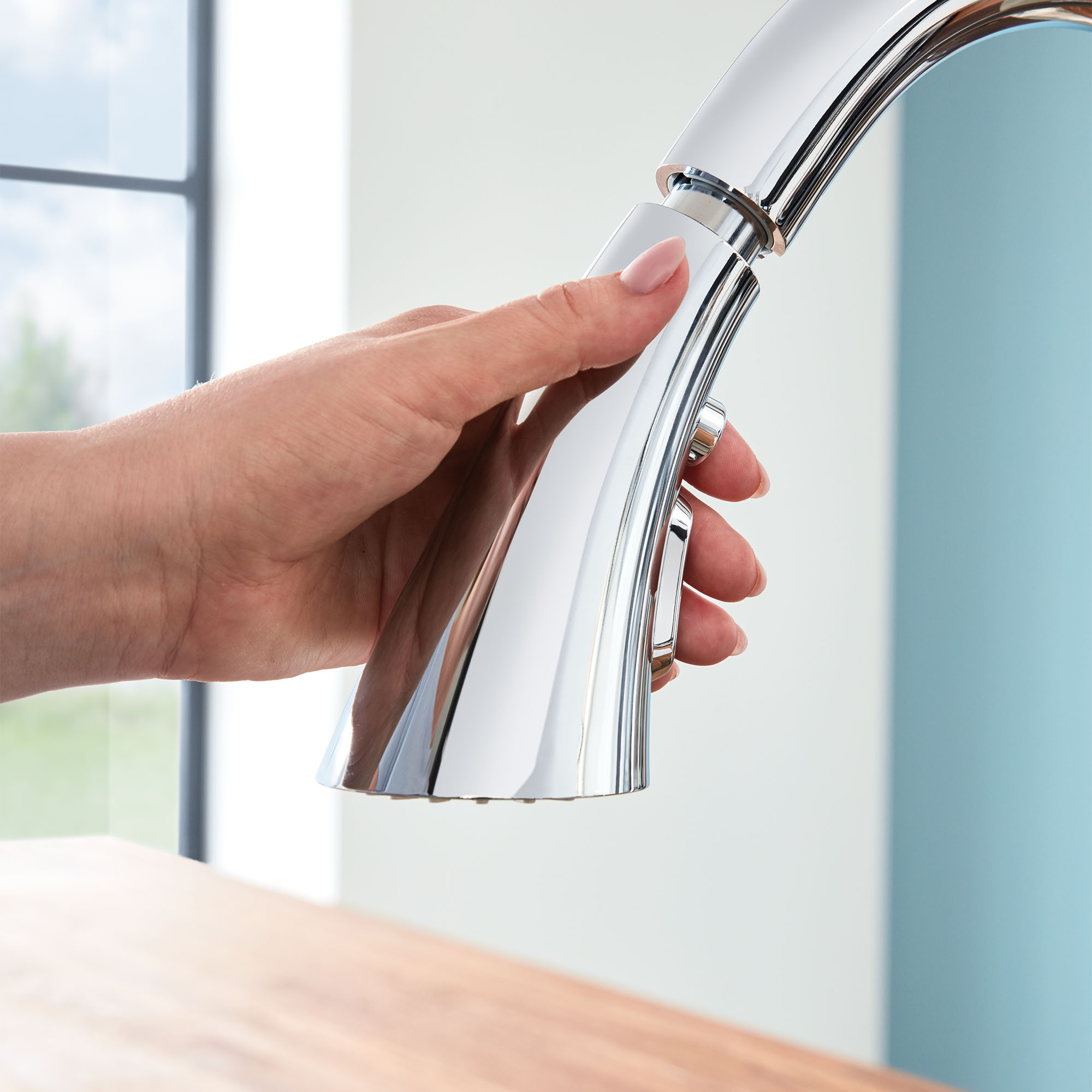 Single-Handle Pull Down Kitchen Faucet Triple Spray 6.6 L/min (1.75 gpm) with
Touch Technology